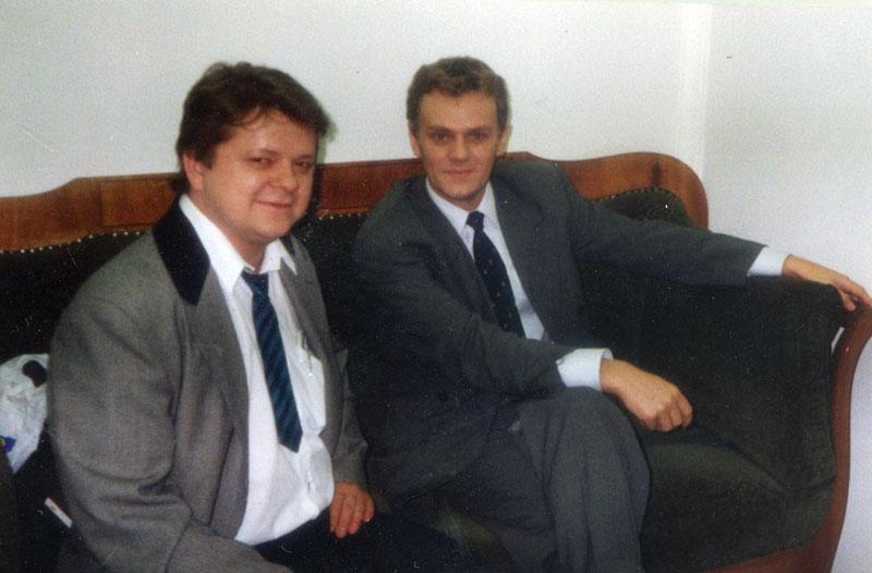 Posłowie Donald Tusk i Leszek Bubel podczas kuluarowego spotkania w Sejmie w lecie 1992 r.
